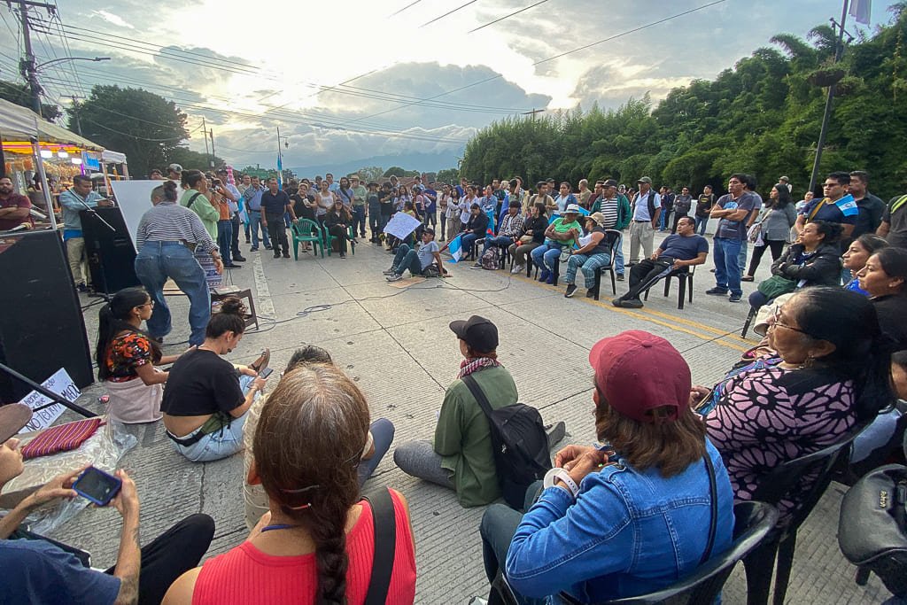  En la entrada de Antigua Guatemala, la carretera principal fue un espacio de encuentro para el arte, música, danza y poesía. Foto de Lucía Escobar / Prensa Comunitaria 